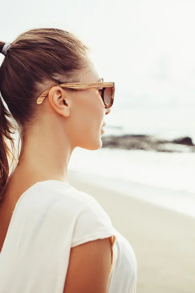 Женщина свежее лицо улыбается на пляже тропического острова — стоковое фото