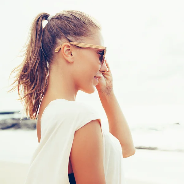 Femme visage frais souriant sur la plage de l'île tropique — Photo