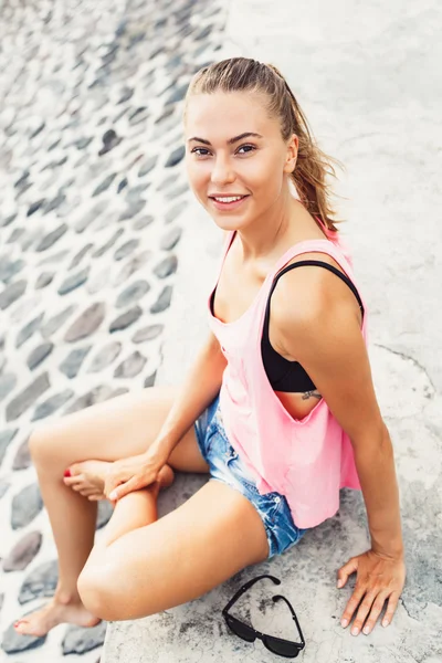 Mujer cara fresca en la playa de la isla tropical — Foto de Stock