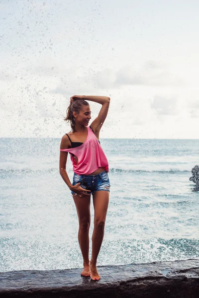 Mulher bonita em pé ao lado das ondas do mar — Fotografia de Stock