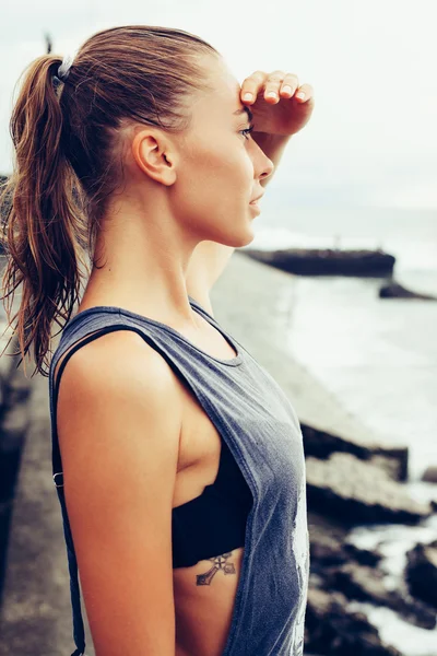 Femme visage frais sur la plage de l'île tropique — Photo