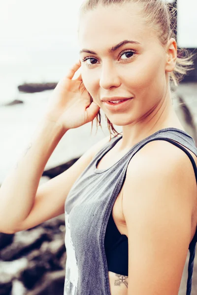 Fris gezicht vrouw glimlachend op het strand van tropic eiland — Stockfoto