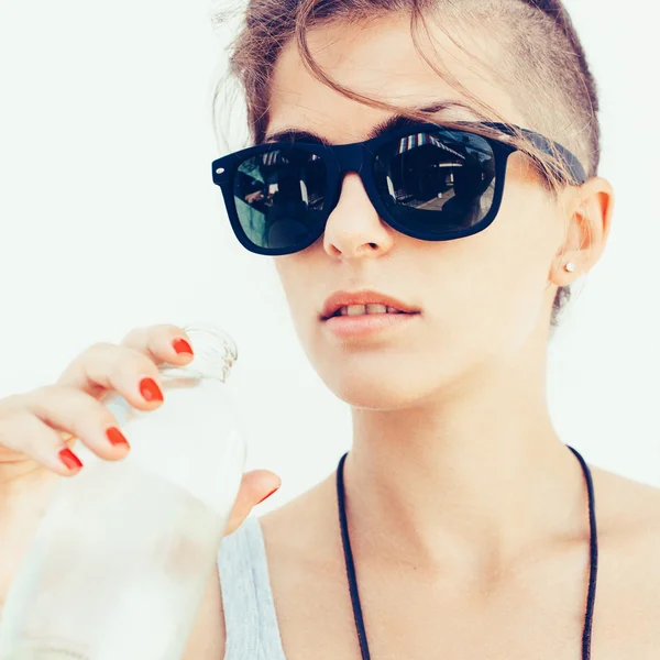 Retrato de verão ao ar livre de jovem muito bonito menina — Fotografia de Stock