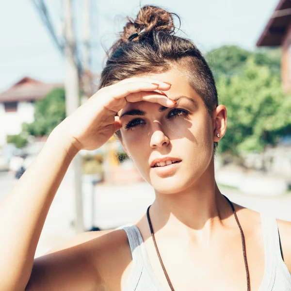 Retrato de verano al aire libre de joven linda chica —  Fotos de Stock