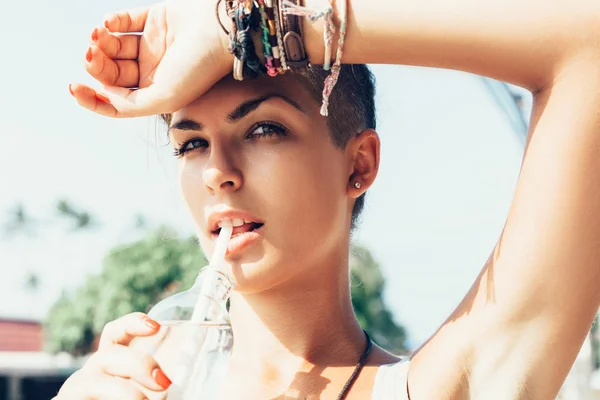 Retrato de verano al aire libre de la mujer bebe agua — Foto de Stock