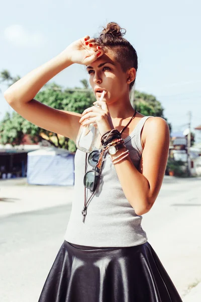 Retrato de verano al aire libre de la mujer bebe agua de la botella — Foto de Stock