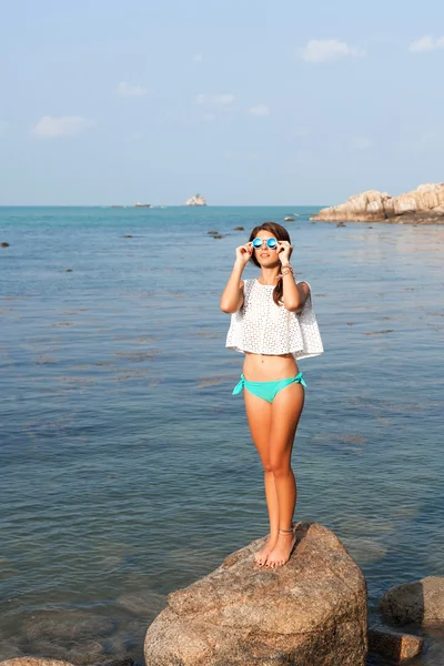 Fille debout sur les rochers côtiers — Photo