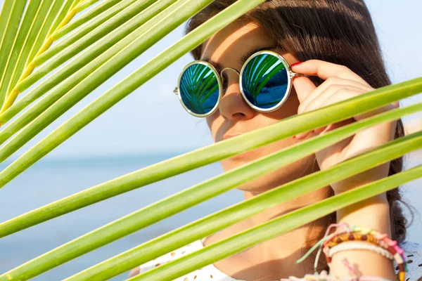 Sonniges Porträt eines schönen jungen Mädchens mit Sonnenbrille — Stockfoto