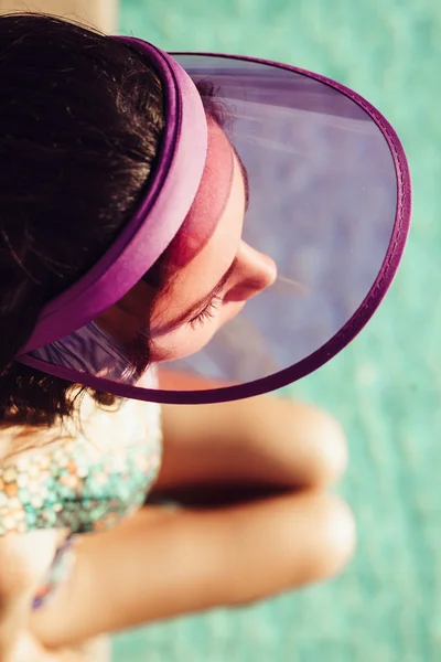 スイミング プールのそばに横たわって美しいビキニのファッションの女の子 — ストック写真