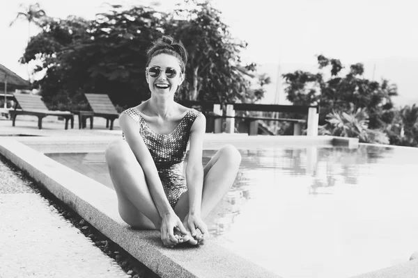 Mujer con cuerpo bronceado perfecto tumbado en la piscina i —  Fotos de Stock