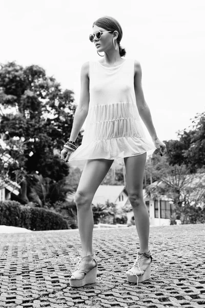 Jovem mulher sexy em vestido curto branco — Fotografia de Stock
