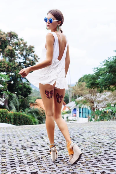 Jovem mulher sexy em vestido curto branco — Fotografia de Stock