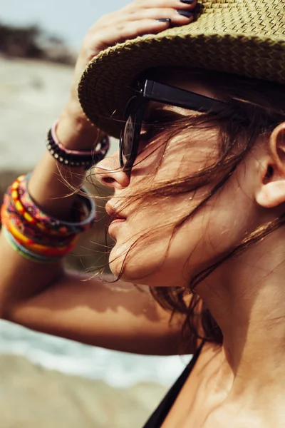 Joven chica de verano con un sombrero y gafas de sol — Foto de Stock