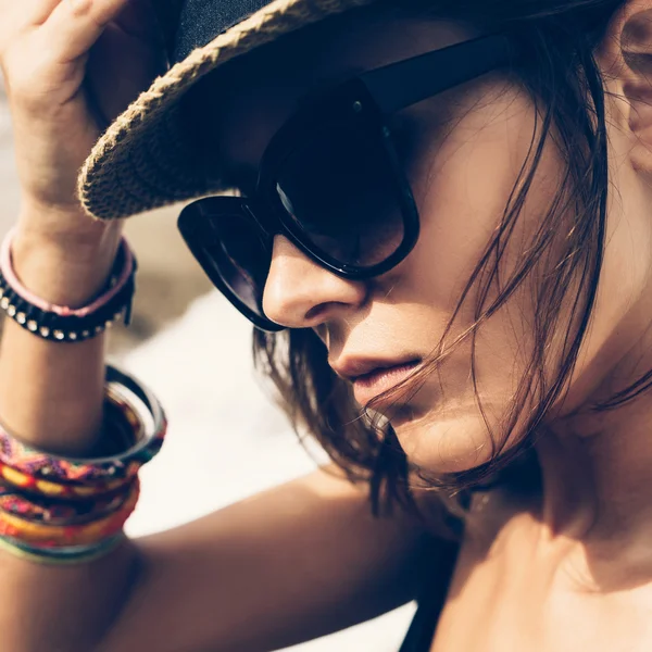 Joven chica de verano con un sombrero y gafas de sol — Foto de Stock