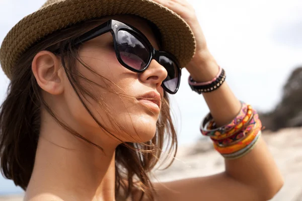 Jovem menina de verão usando um chapéu e óculos de sol — Fotografia de Stock