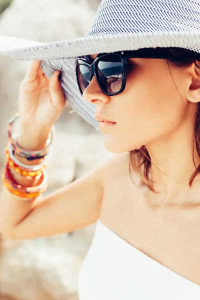 Joven chica de verano con sombrero y gafas de sol —  Fotos de Stock