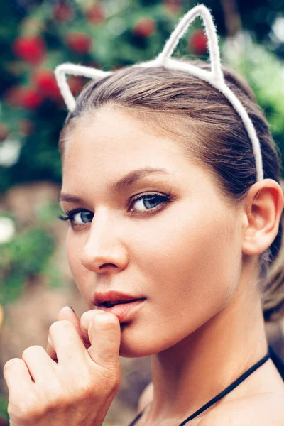 Brunette dragen kat oren. Heldere instagram kleuren. — Stockfoto