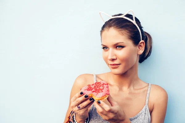 Atraente morena sexy mulher comer saboroso donut — Fotografia de Stock