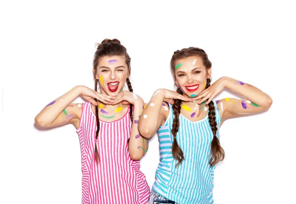 Deux jeunes copines peintes s'amusent — Photo