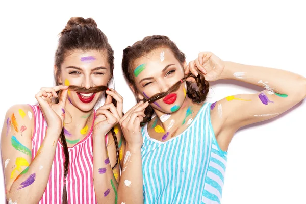 Dois adorável pintado menina amigos se divertindo — Fotografia de Stock