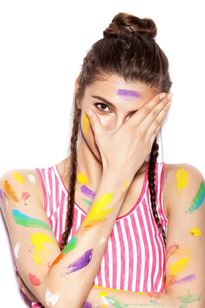 Jovem alegre sujo em pintura menina se divertindo — Fotografia de Stock