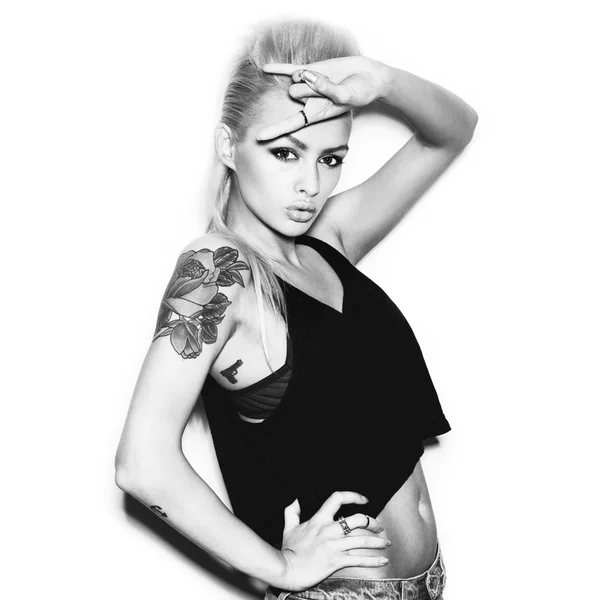 Stijlvol trendy blond meisje hipster met tattoo — Stockfoto