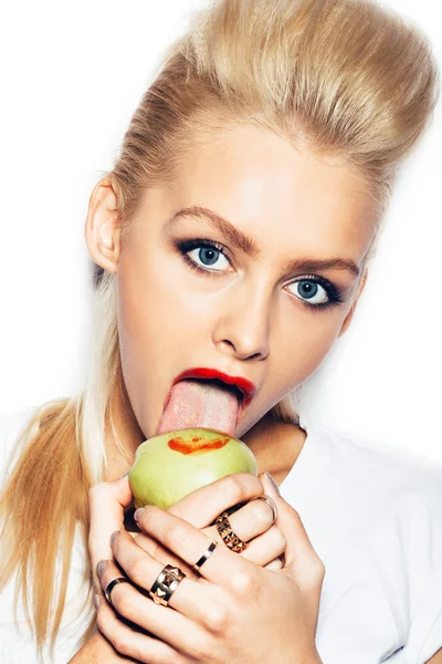 Hermosa joven sosteniendo una manzana — Foto de Stock