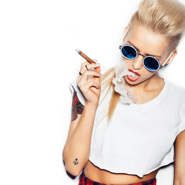 Sexy blonde Frau mit Sonnenbrille Zigarre rauchend lizenzfreie Stockbilder