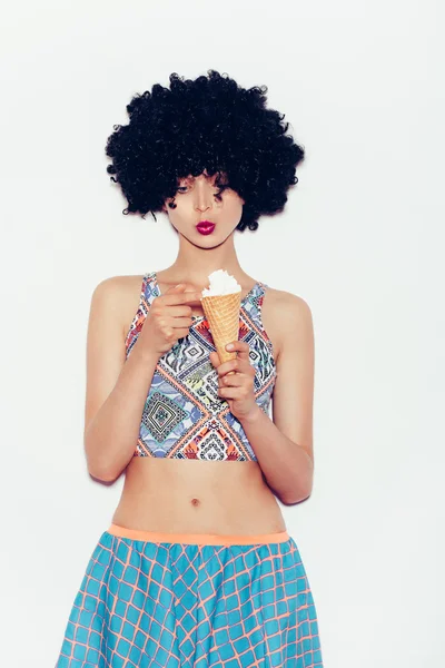 सेक्सी खुश युवा महिला आइसक्रीम खाने — स्टॉक फ़ोटो, इमेज