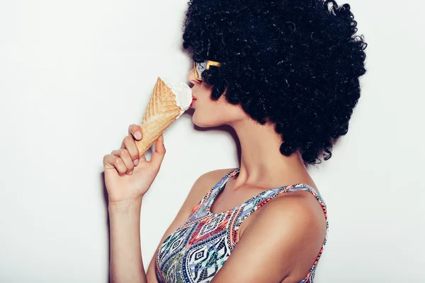 Sexy jeune femme heureuse manger de la crème glacée — Photo