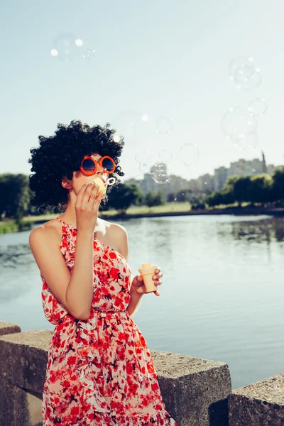 Ročník fotografické mýdlová bublina dmychadlo ženy — Stock fotografie