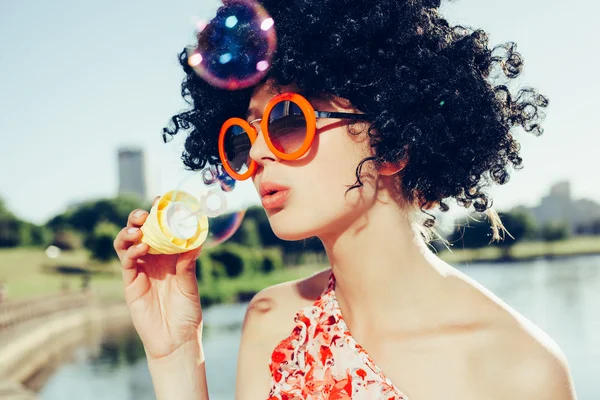 Vintage foto di sapone bolla soffiatore donna — Foto Stock