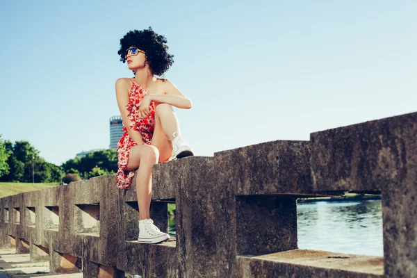 Menina sexy com cabelo preto peruca chupa pirulito — Fotografia de Stock