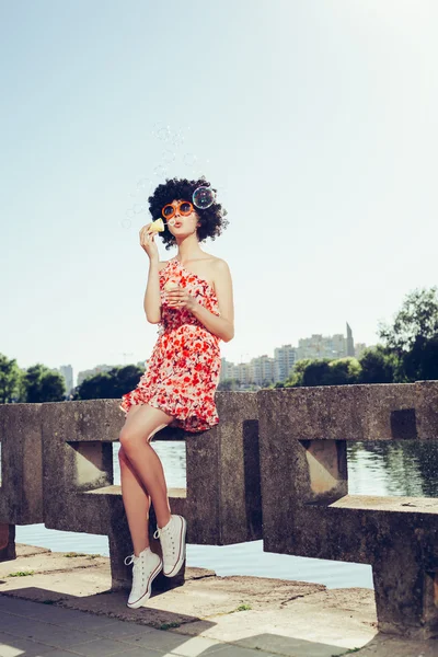 石鹸の泡送風機女性のビンテージ写真 — ストック写真