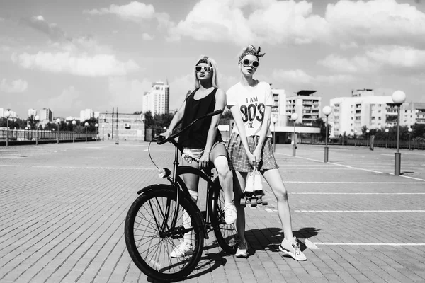 Retrato de moda de chicas jóvenes atractivas con bicicleta — Foto de Stock