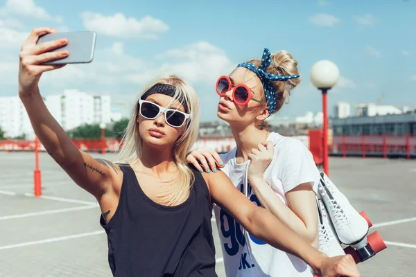 Dvě mladé ženy užívající selfie s mobilním telefonem — Stock fotografie