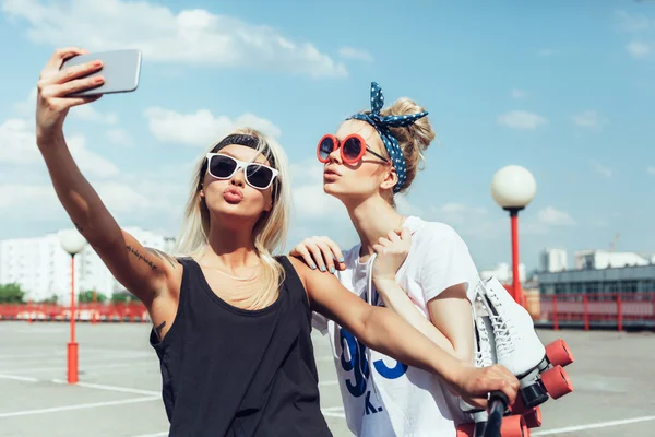 Dvě mladé ženy užívající selfie s mobilním telefonem — Stock fotografie