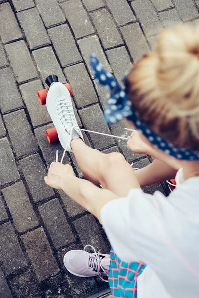 ローラー スケート靴を身に着けている足のクローズ アップ — ストック写真