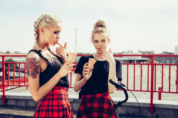 Two sensuality young beautiful girls eating ice-cream — Stock Photo, Image