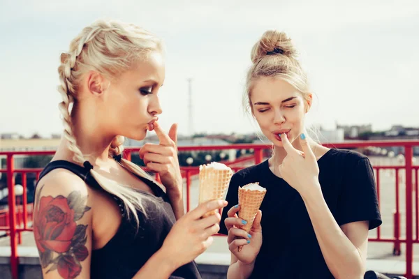 Due sensualità giovani belle ragazze che mangiano gelato — Foto Stock