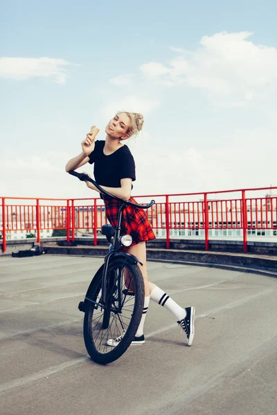 Sexy young woman eating ice cream over urban city — Stock fotografie