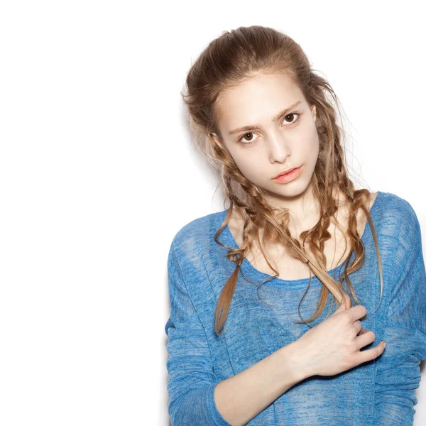 Retrato de adolescente chica hermosa alegre disfrutando — Foto de Stock