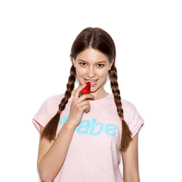 Portrait of cute girl holding ripe strawberry — Stock fotografie