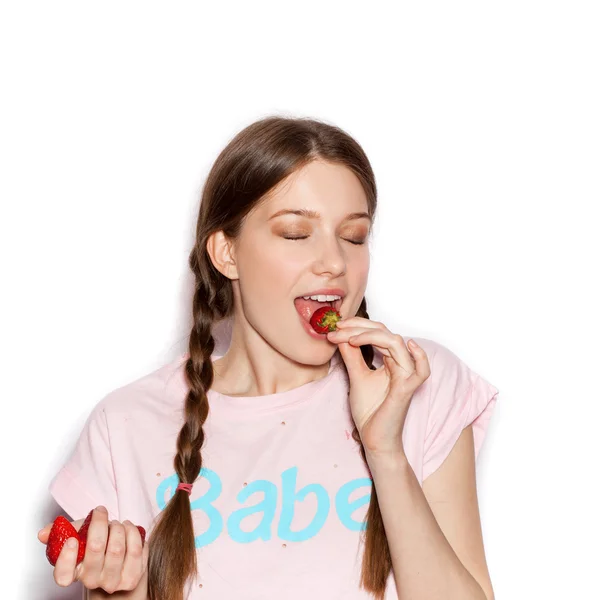 Young cute happy girl enjoy fresh strawberries — Stock fotografie