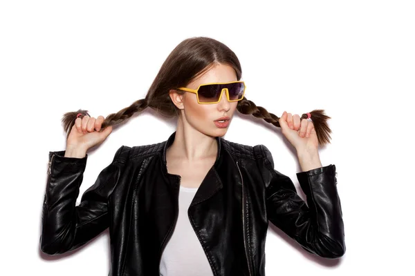 Menina com óculos de sol olhando para a câmera — Fotografia de Stock