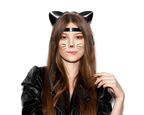 Ragazza divertente rappresenta come piccolo gatto divertirsi — Foto Stock