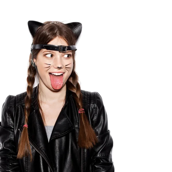 Chica divertida representa como gato pequeño divertirse —  Fotos de Stock