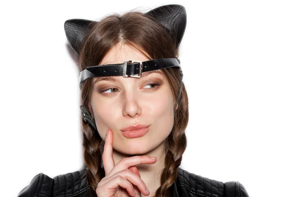 Giovane bella donna con orecchie di gatto in pelle — Foto Stock