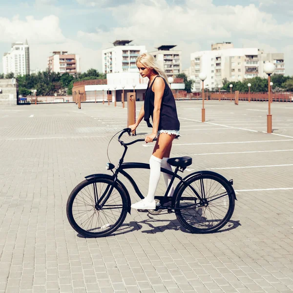 Beautiful blonde head woman on bike in city — Stock Photo, Image