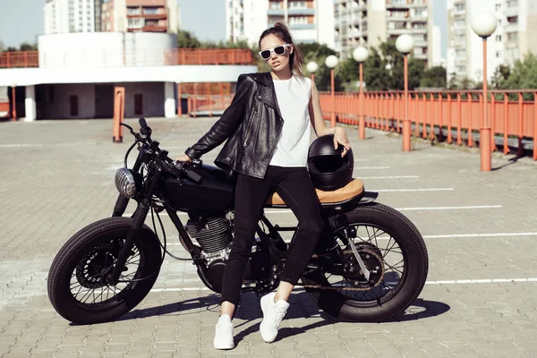 Ragazza motociclista seduta su moto vintage personalizzata — Foto Stock